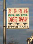 820877 Afbeelding van een reclamebord van Chinees-Indisch Restaurant Mee Wah (Bataviastraat 1) te Utrecht, aan een ...